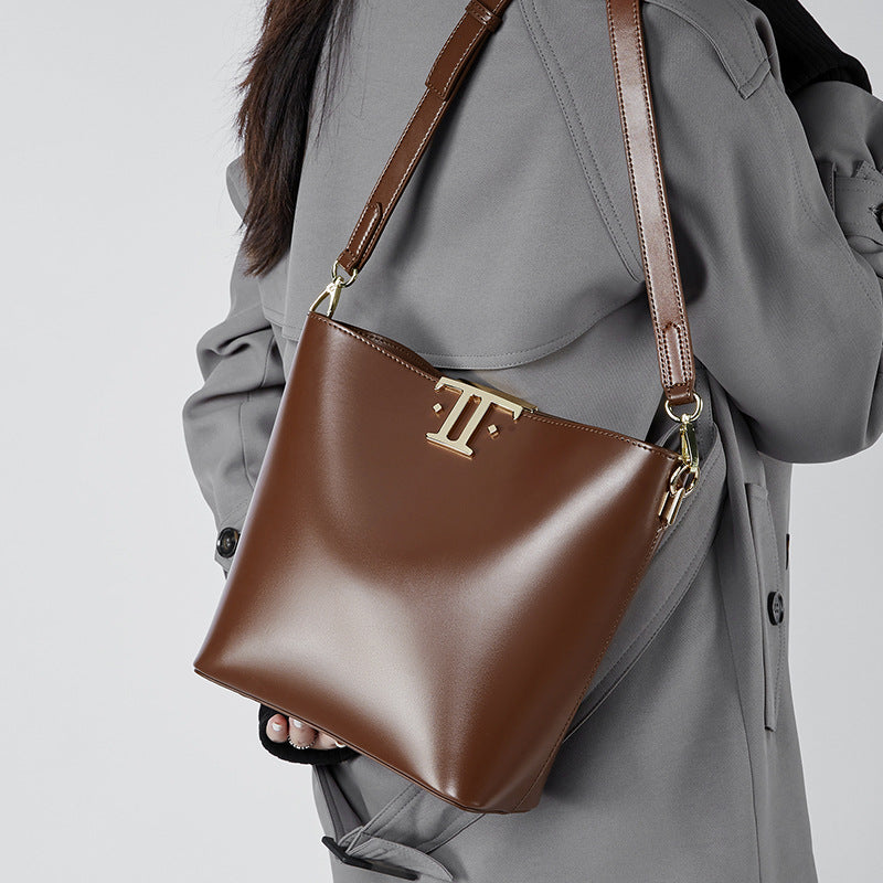 New high-end large-capacity commuter bucket bag female original niche leather underarm bag Popular style shoulder messenger bag