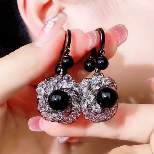 Vintage drunk beauty earrings, high-end fashion atmosphere, heavy industry flower earrings, black rose high-end ear buckles
