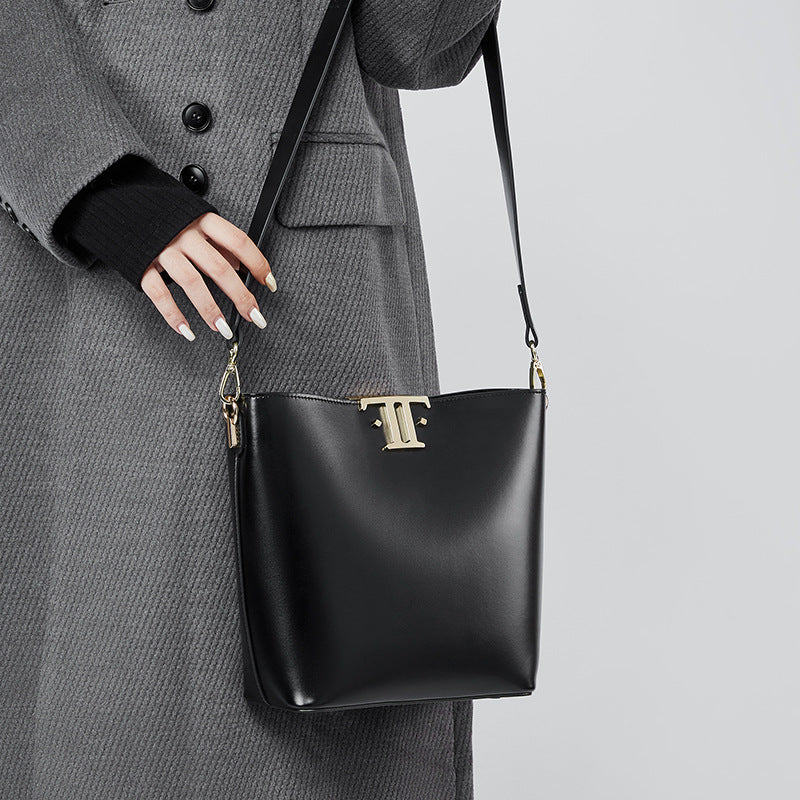 New high-end large-capacity commuter bucket bag female original niche leather underarm bag Popular style shoulder messenger bag