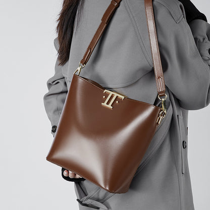 New high-end large-capacity commuter bucket bag female original niche leather underarm bag Popular style shoulder messenger bag