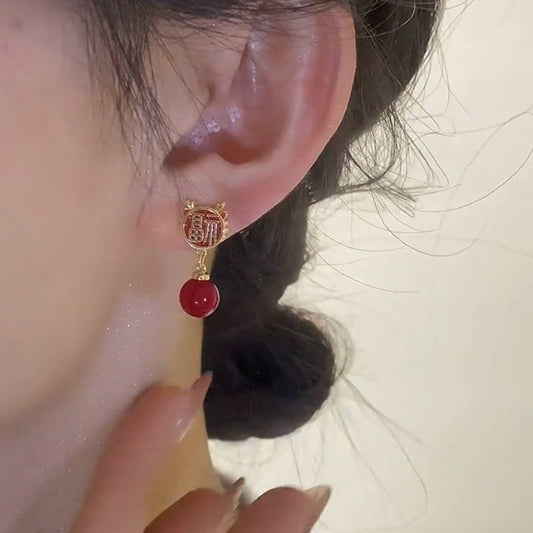 The design of red lucky stud earrings in the natal year has a sense of red beads earrings in the Year of the Dragon. The national style is suitable for the new trend of earrings for the Chinese New Year.