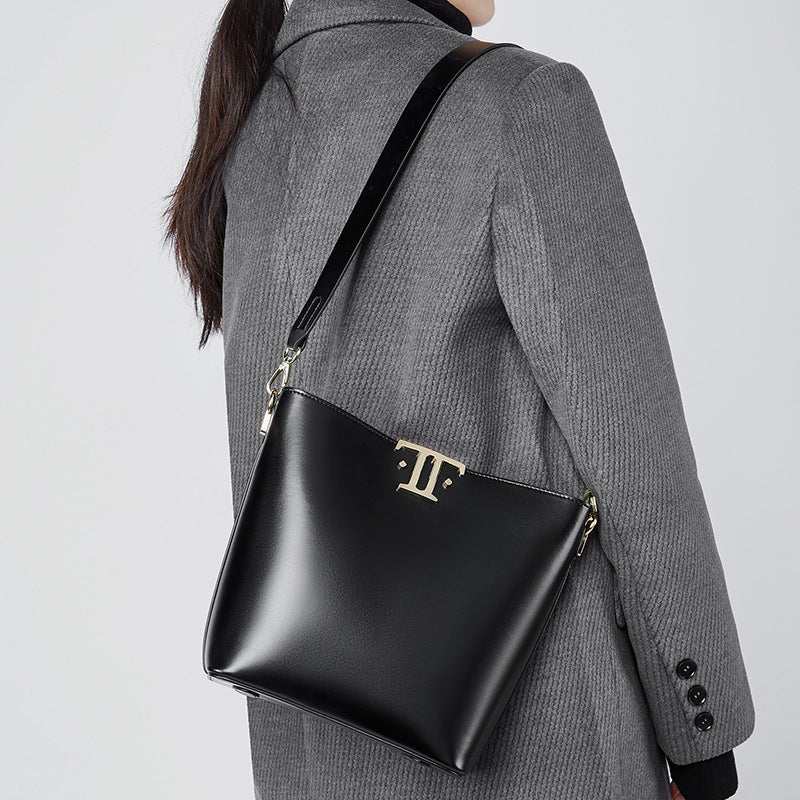 New high-end large-capacity commuter bucket bag female original niche leather underarm bag Popular style shoulder messenger bag