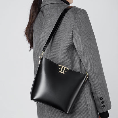 New high-end large-capacity commuter bucket bag female original niche leather underarm bag Popular style shoulder messenger bag