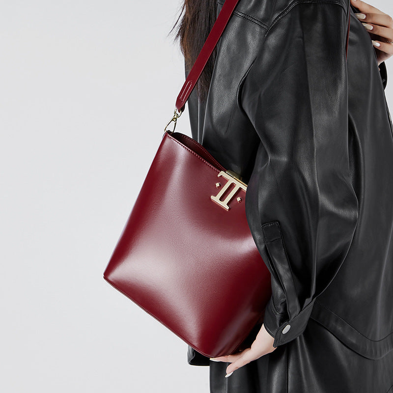 New high-end large-capacity commuter bucket bag female original niche leather underarm bag Popular style shoulder messenger bag